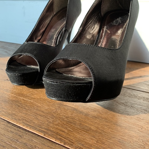 Black Peep toed Heels - Picture 3 of 4